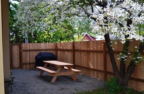 Hood River House | LUCKY! You Score a Straight Flush When You Book This Home! Walk to Downtown Hood River
