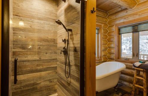 Island Park House | Lumberjack Lodge by KABINO Hot Tub Fire Pit Satellite WiFi Grill Large Porch