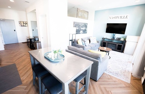 Edgehill Condo | LUX-MODERN Condo Pool View, FREE Parking, Gym, 10 mint walk to the Gulch!