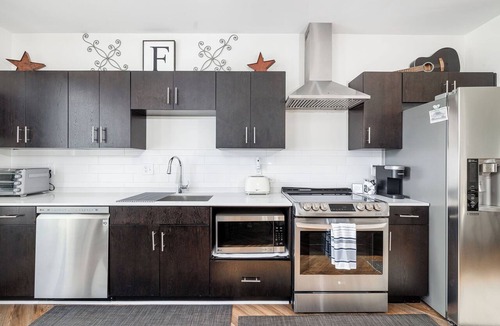 Edgehill Condo | LUX-MODERN Condo Pool View, FREE Parking, Gym, 10 mint walk to the Gulch!