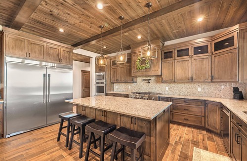 Island Park Cabin | Luxe 8BR Lodge near Yellowstone: Golf Sim, Indoor Slide, Sauna, Hot Tub