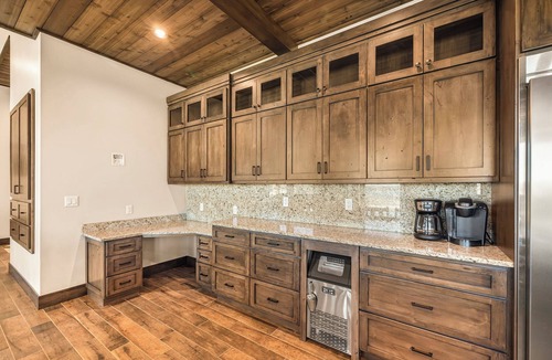 Island Park Cabin | Luxe 8BR Lodge near Yellowstone: Golf Sim, Indoor Slide, Sauna, Hot Tub