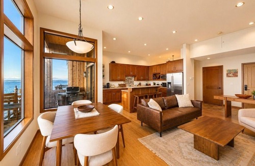 Langley Villa | Luxe Beachfront Condo in the heart of Langley