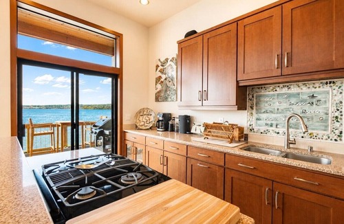 Langley Villa | Luxe Beachfront Condo in the heart of Langley