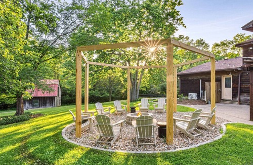 Versailles House | Luxe Bourbon Trl~Game Rm~Golf Sim~Hot Tub~Fire Pit