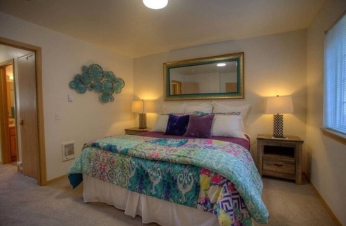 Downtown Leavenworth Resort | Luxe Cottage with Two bedrooms, Upscale, Cozy & Clean with AC, Hot Tub & BBQ