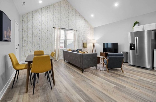 Indianapolis Apartment | Luxe Downtown Townhome-Sleeps 6 Brand New Build!
