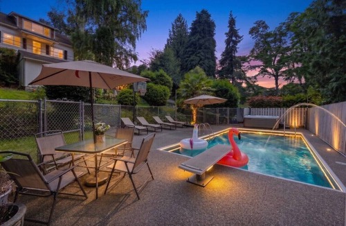 Highline House | Luxe Hidden Gem Pool, Jacuzzi, BBQ Near Airport