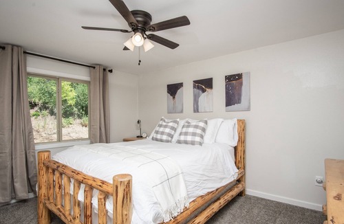 Lava Hot Springs Cabin | Luxe Lodge Noir 15 minutes to downtown Lava!