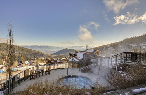 Sandpoint Condo | Luxe Schweitzer Condo w/Hot Tub: Ski-In/Ski-Out!