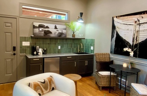 Clarksville Apartment | Luxe studio “Blue Hayden”with Hayden Lake private dock access, & hot tub