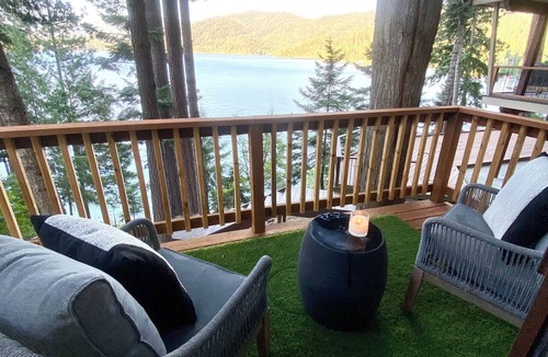 Clarksville Apartment | Luxe studio “Blue Hayden”with Hayden Lake private dock access, & hot tub