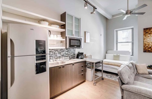 Downtown Cincinnati Apartment | Luxe Studio with Rooftop Pool