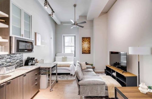 Downtown Cincinnati Apartment | Luxe Studio with Rooftop Pool