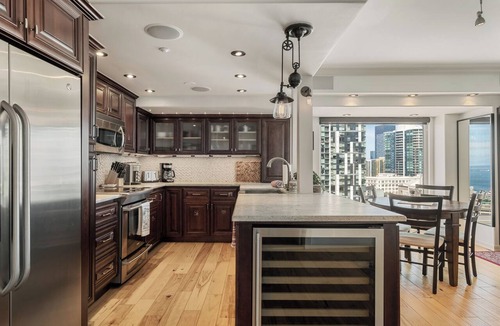 Downtown Seattle Condo | Luxurious 2 Bd in Heart of Seattle + Parkg & Pool!