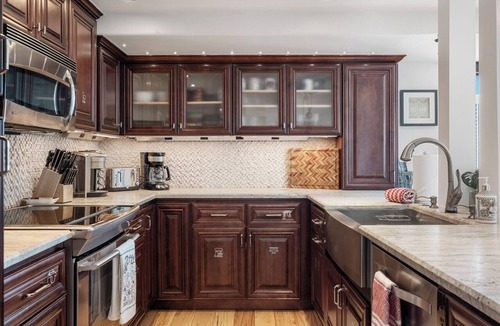 Downtown Seattle Condo | Luxurious 2 Bd in Heart of Seattle + Parkg & Pool!