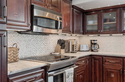 Downtown Seattle Condo | Luxurious 2 Bd in Heart of Seattle + Parkg & Pool!