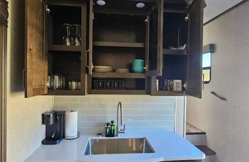 Forks House | Luxurious 37' 5th Wheel. Enjoy all the fun of Glamping
