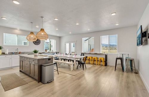 Sweetwater House | Luxurious 6-Bedroom Retreat Near Bear Lake – Sleeps 23, Modern Amenities, Year-Round Adventures!