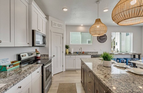 Sweetwater House | Luxurious 6-Bedroom Retreat Near Bear Lake – Sleeps 23, Modern Amenities, Year-Round Adventures!