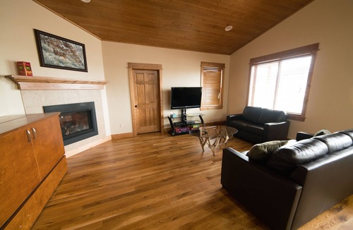Livingston Cabin | Luxurious cabin on the Yellowstone River with Pond, Five Miles from Chico