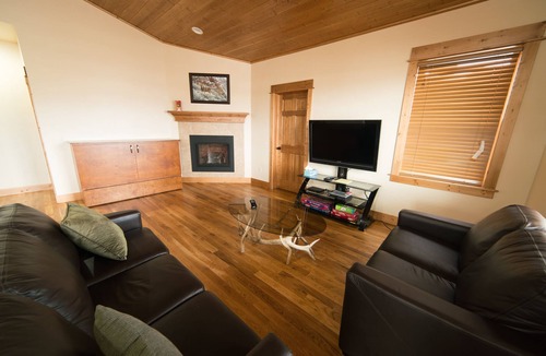 Livingston Cabin | Luxurious cabin on the Yellowstone River with Pond, Five Miles from Chico