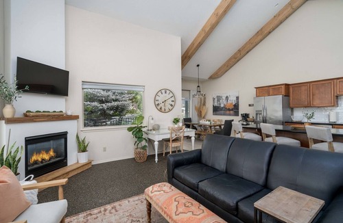 Coeur d'Alene Condo | Luxurious CDA Downtown Stay 5-Star, Walk to Downtown & Lake - Garage