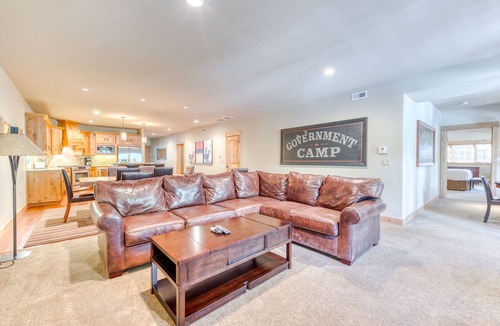 Government Camp Condo | Luxurious Collins Lake condo w/updated amenities, shared pool & easy ski access
