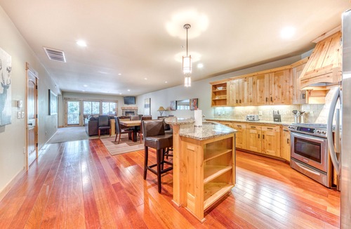 Government Camp Condo | Luxurious Collins Lake condo w/updated amenities, shared pool & easy ski access