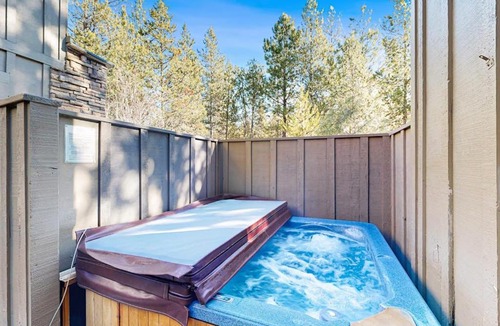 Sunriver House | Luxurious home near the SHARC & Village with private hot tub resort amenities