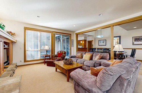 Sunriver House | Luxurious home near the SHARC & Village with private hot tub resort amenities