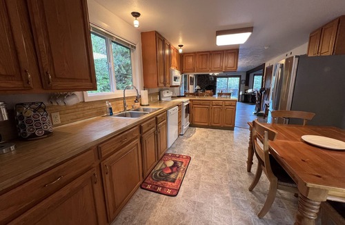 Hoodsport House | Luxurious Lake Cushman Home
