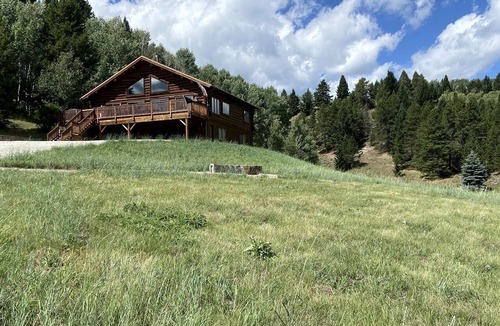 Cameron House | Luxurious Log Home with Madison River Views near Three Dollar Bridge, J & J Ranch, Montana