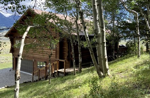 Cameron House | Luxurious Log Home with Madison River Views near Three Dollar Bridge, J & J Ranch, Montana