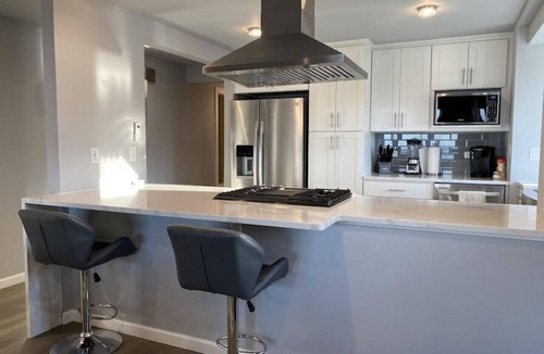 North End Condo | Luxurious Penthouse with Bay View in Old Town Tacoma