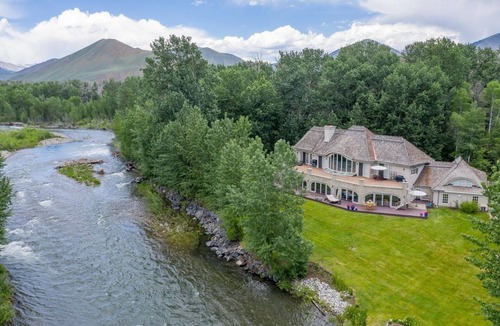 Hailey House | Luxurious Riverfront retreat- fishing, skiing, hiking, biking at your doorstep