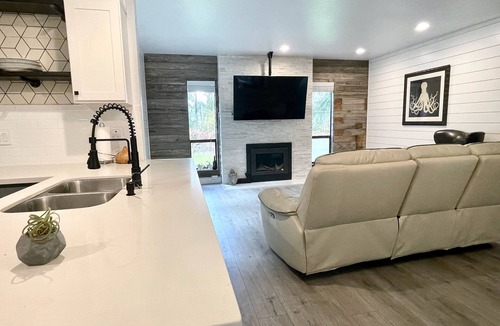 Puyallup House | Luxurious Wooded Hideaway