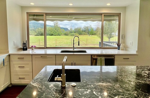Buckley House | Luxury 1.3 Acre Retreat, Mt. Rainier View, Hiking & Skiing, fabulously furnished