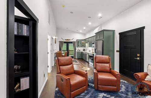 Jacksonville House | Luxury 2- Bedroom Farmhouse at Private Ranch By Vineyards & Lake
