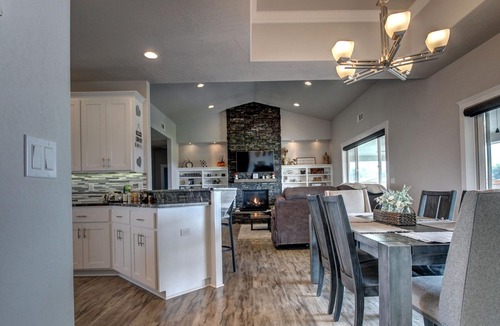 Medford House | Luxury 2200sqft Home Commercial Gym, Pool & HotTub