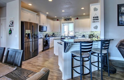 Medford House | Luxury 2200sqft Home Commercial Gym, Pool & HotTub