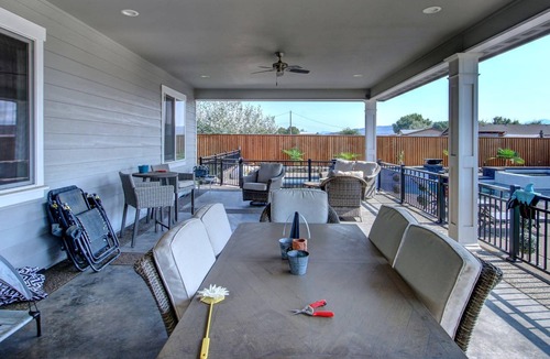 Medford House | Luxury 2200sqft Home Commercial Gym, Pool & HotTub