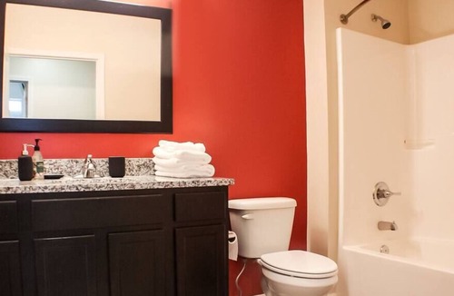 Fall Creek Place Apartment | Luxury 2bd/2ba Apt 5 min to DWTN l Garage l Gym