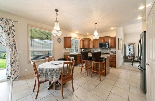 Garden City House | Luxury 3 BD/3BA house in charming Boise with WiFi, AC, Bikes, Com. Pool