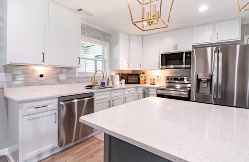 Southaven House | Luxury 3BR Pond-View Home + Sunroom - Games
