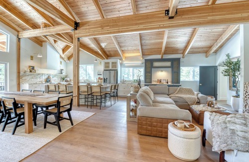 McCall House | Luxury 4-Bedroom Retreat with Sauna and Hot Tub in Marvelous McCall!