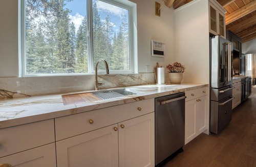 McCall House | Luxury 4-Bedroom Retreat with Sauna and Hot Tub in Marvelous McCall!