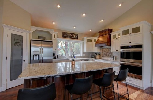Jacksonville House | Luxury 5BR mountain-top retreat with private pool, breathtaking views, and total privacy. Sleeps 14 with spacious living areas, gourmet kitchen, and kid-friendly game space. Minutes to Jacksonville, wineries, and Ashland.