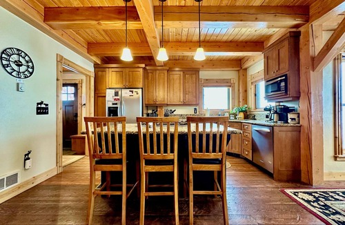 Island Park Cabin | Luxury 6 BR cabin, STUNNING mountain views, hot tub, lake access, Yellowstone!