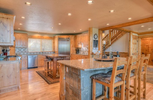 Sunriver House | Luxury 6Bd/6.5 b, Hot Tub, A/C, Golf Course View, Pet Friendly